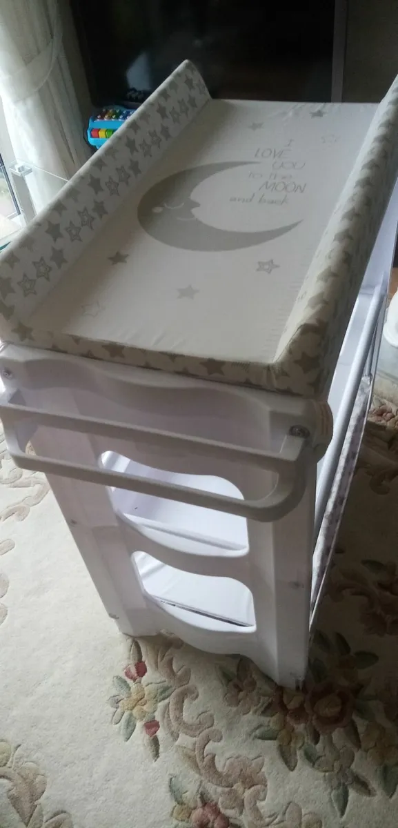 Babylo Bath and Baby changer - Image 2