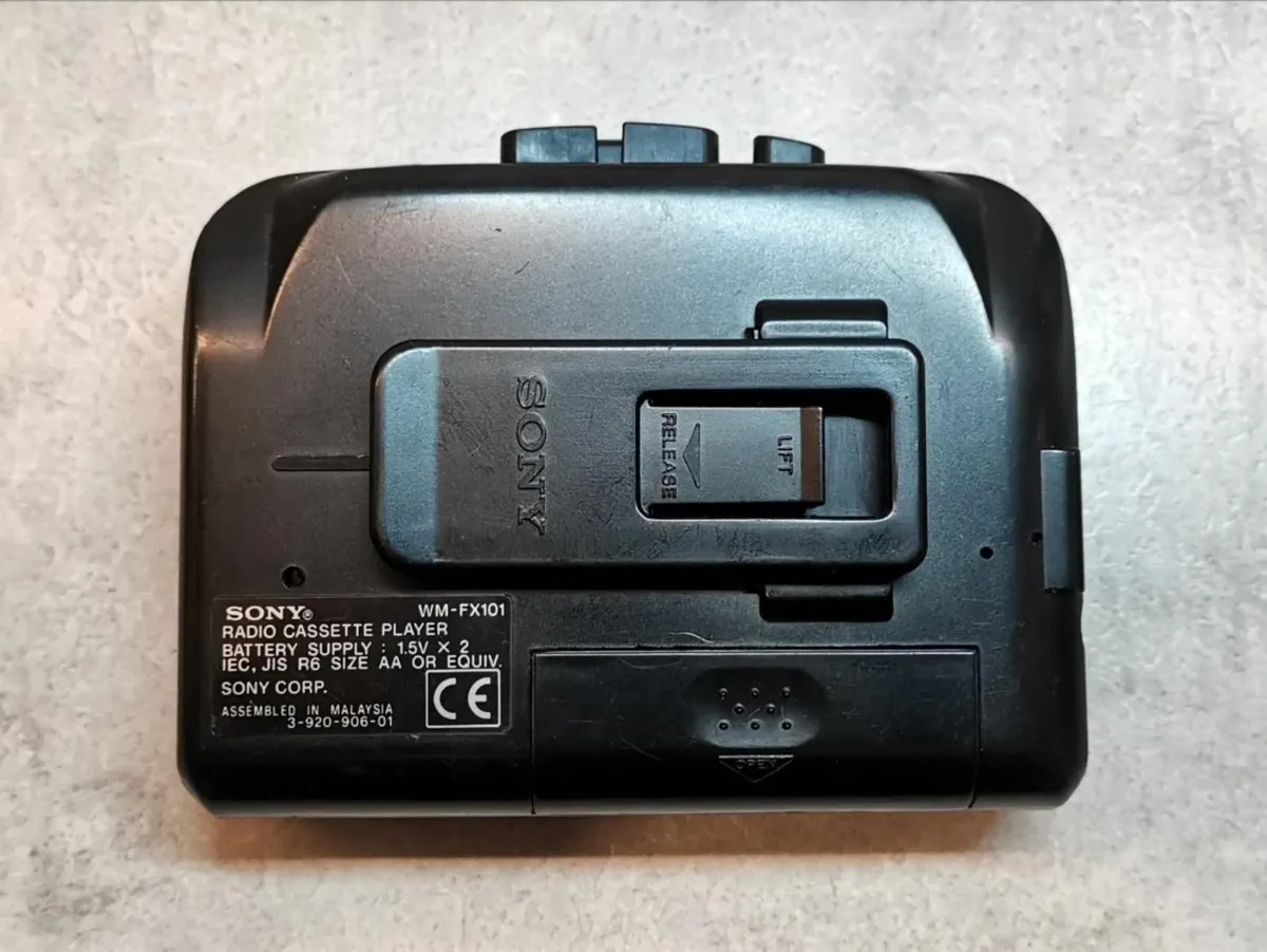 SONY WM-FX101 Cassette Walkman - Image 3