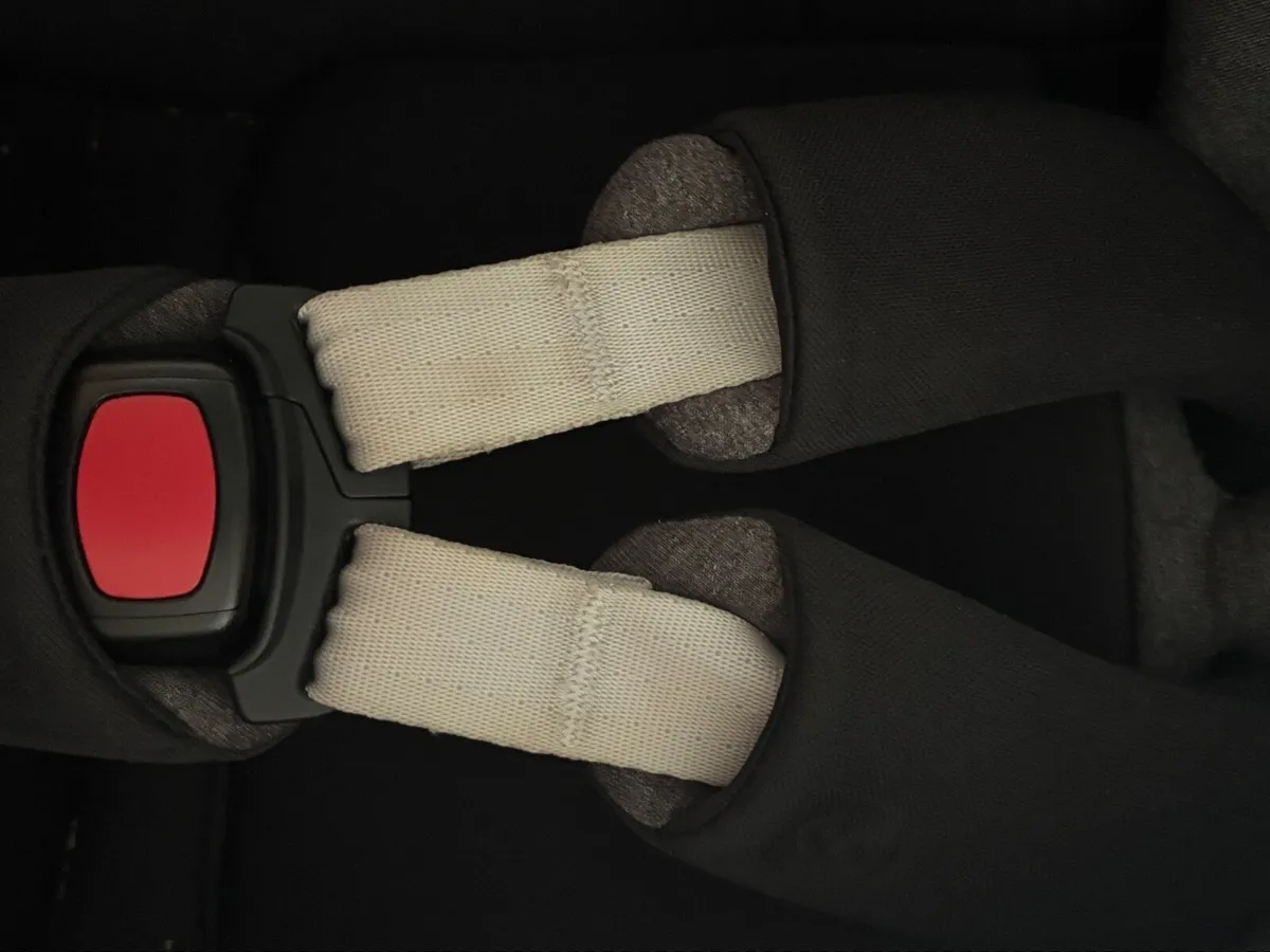 Maxi cosi 360 seat and base - Image 3
