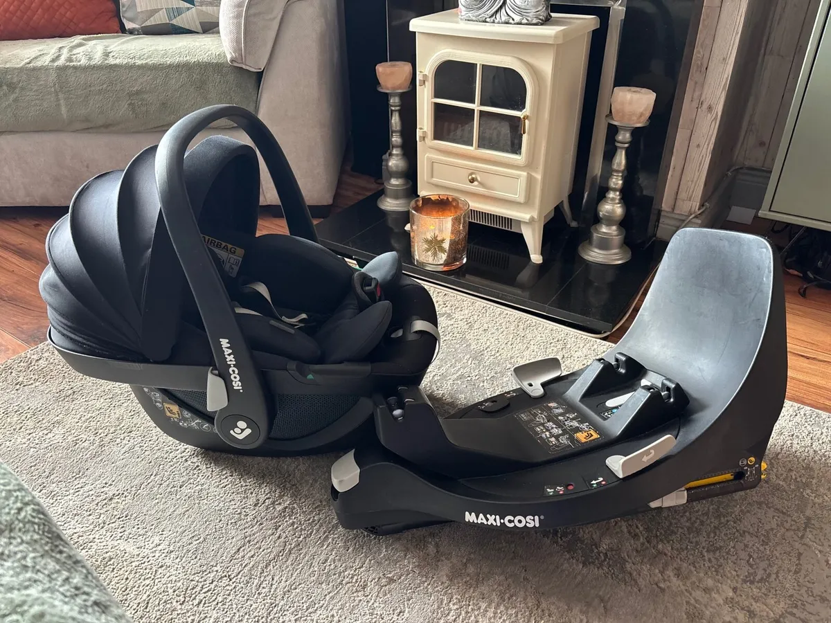 Maxi cosi 360 seat and base - Image 1