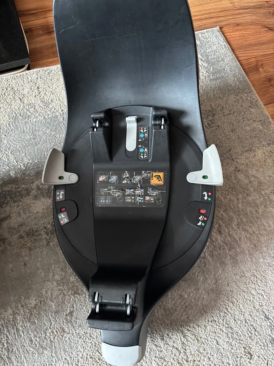 Maxi cosi 360 seat and base - Image 4