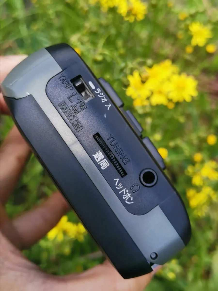 AIWA RS210 Cassette Walkman Player - Image 3
