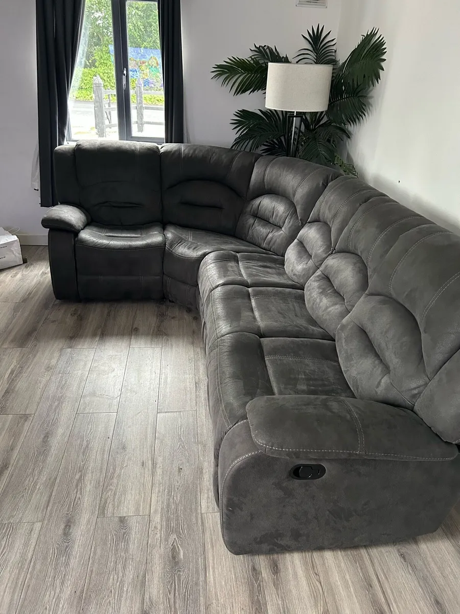 Corner couch - Image 1