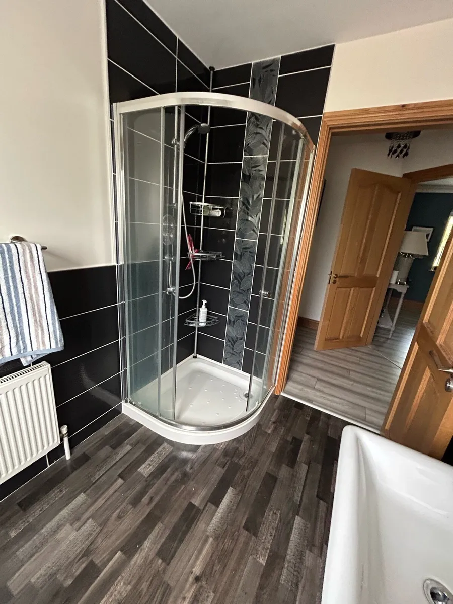 Corner shower - Image 1