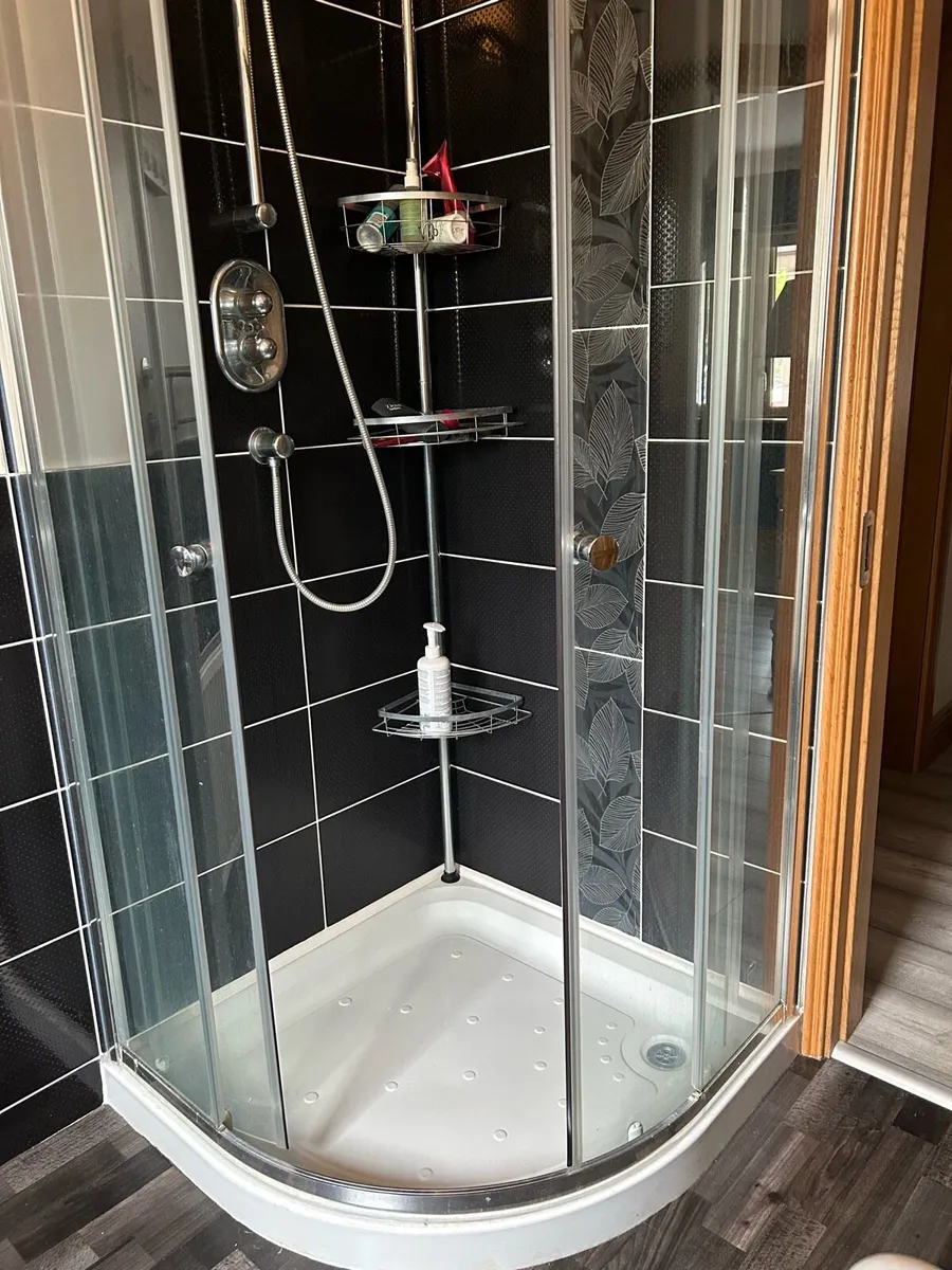 Corner shower - Image 2