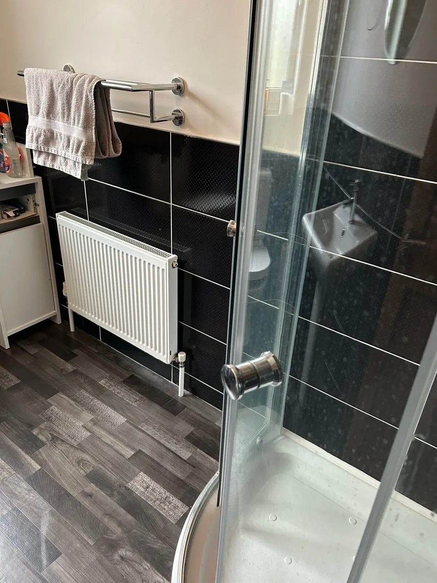Corner shower - Image 3