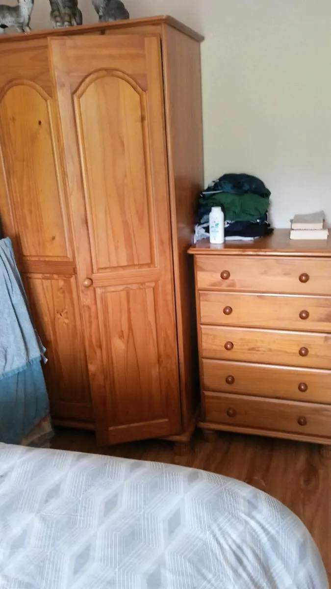 4 wardrobes 2 dressing tables - Image 2
