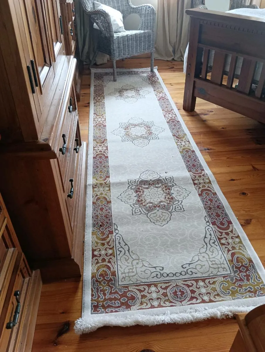 Beautiful quality runner,new never used - Image 1