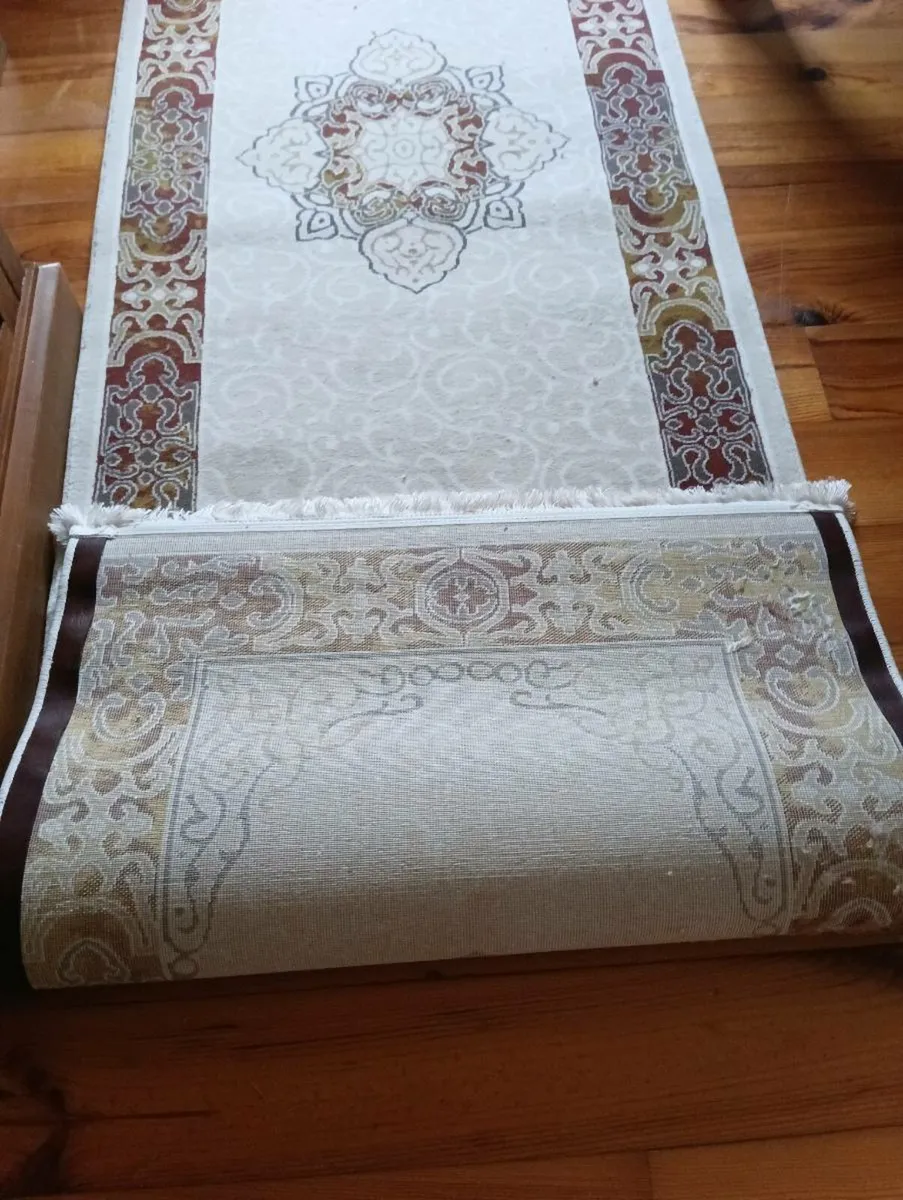 Beautiful quality runner,new never used - Image 2