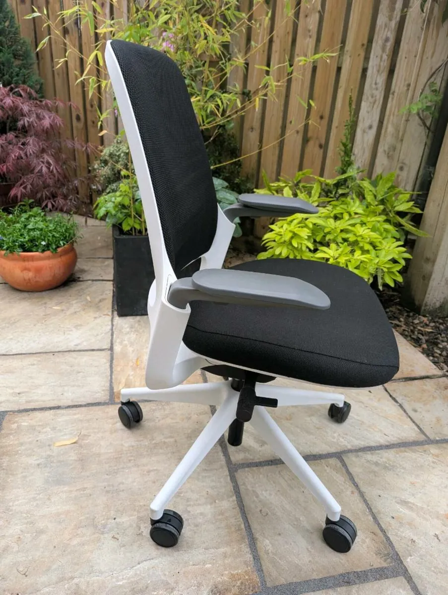 Ergonomic office chair - Image 4