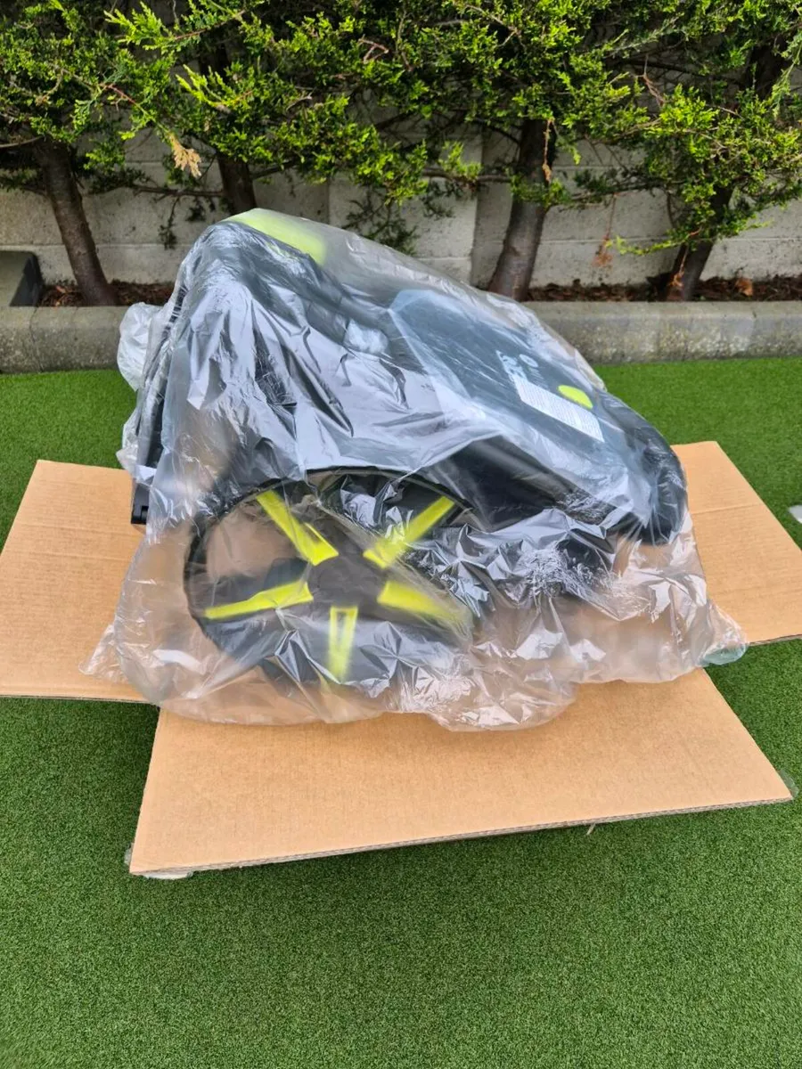 Motocaddy QB2 Trolley + Pro-Series Cart Bag - Image 4