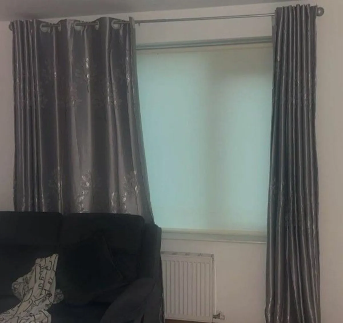 Curtains and curtain rods - Image 1