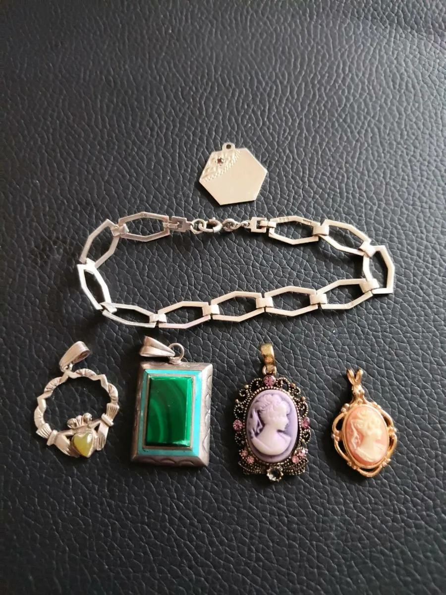 5 x pieces of vintage jewellery. - Image 1