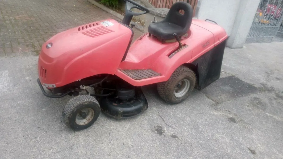 CASTLE GARDEN MOWER €450 - Image 1