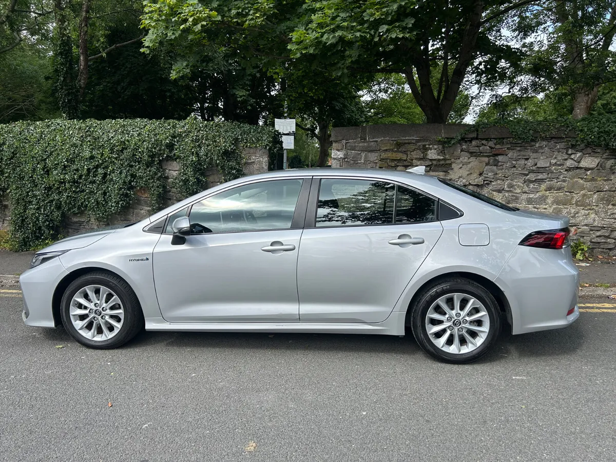 2019 TOYOTA COROLLA HYBRID ONLY 40,000 KM - Image 3