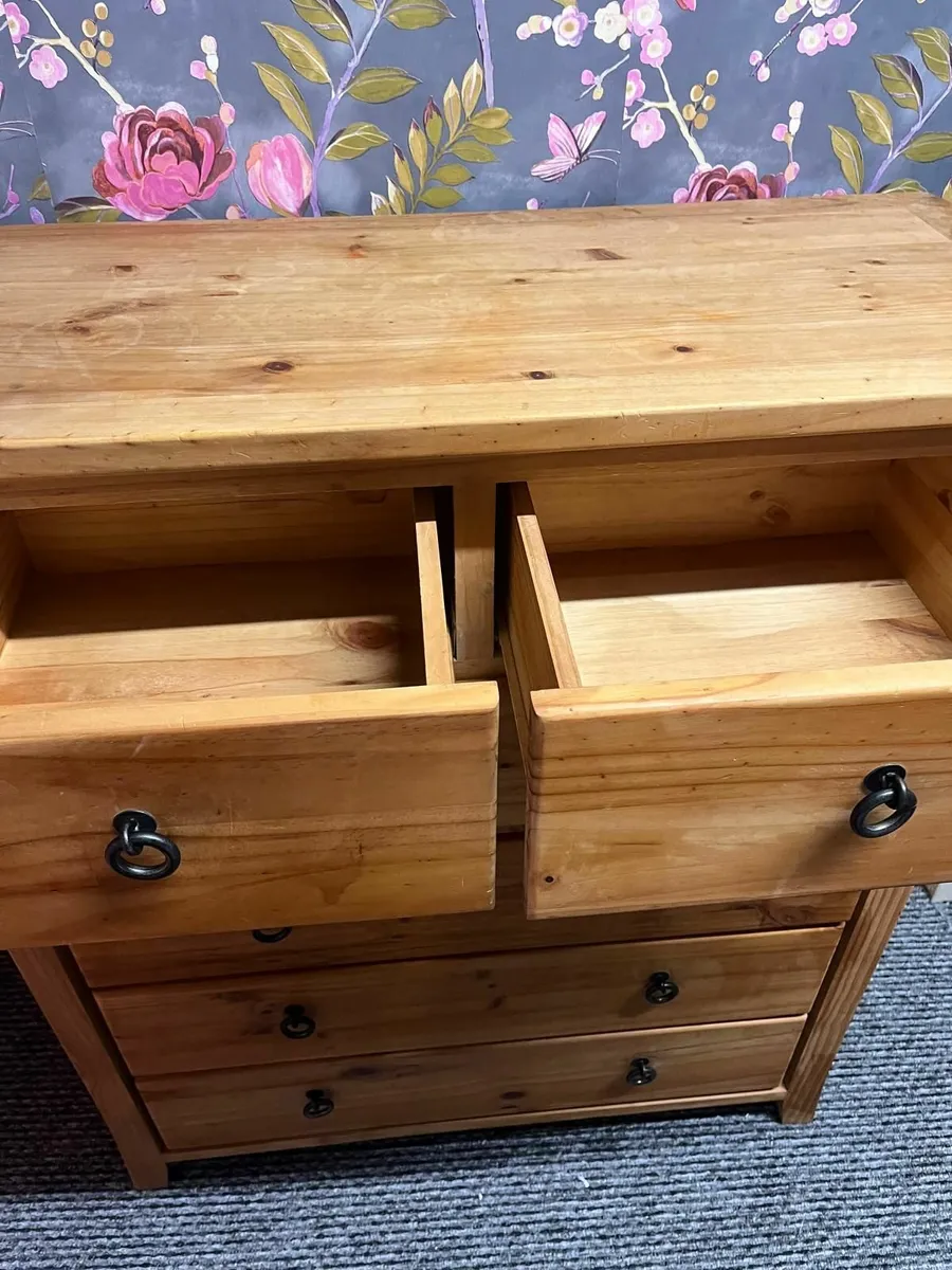 Bedroom furnished chest and two lockers - Image 1