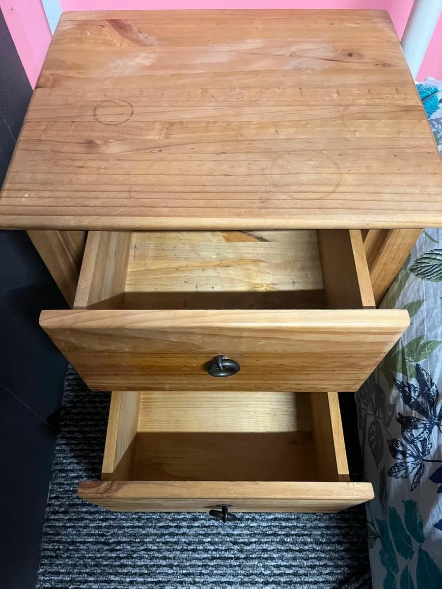 Bedroom furnished chest and two lockers - Image 3