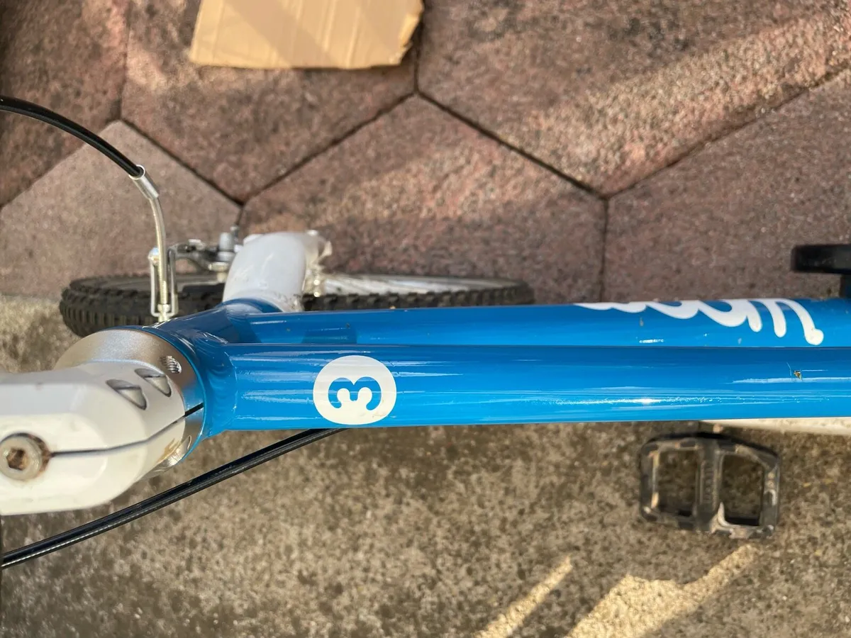 Woom bicycle Size 3 - Image 2