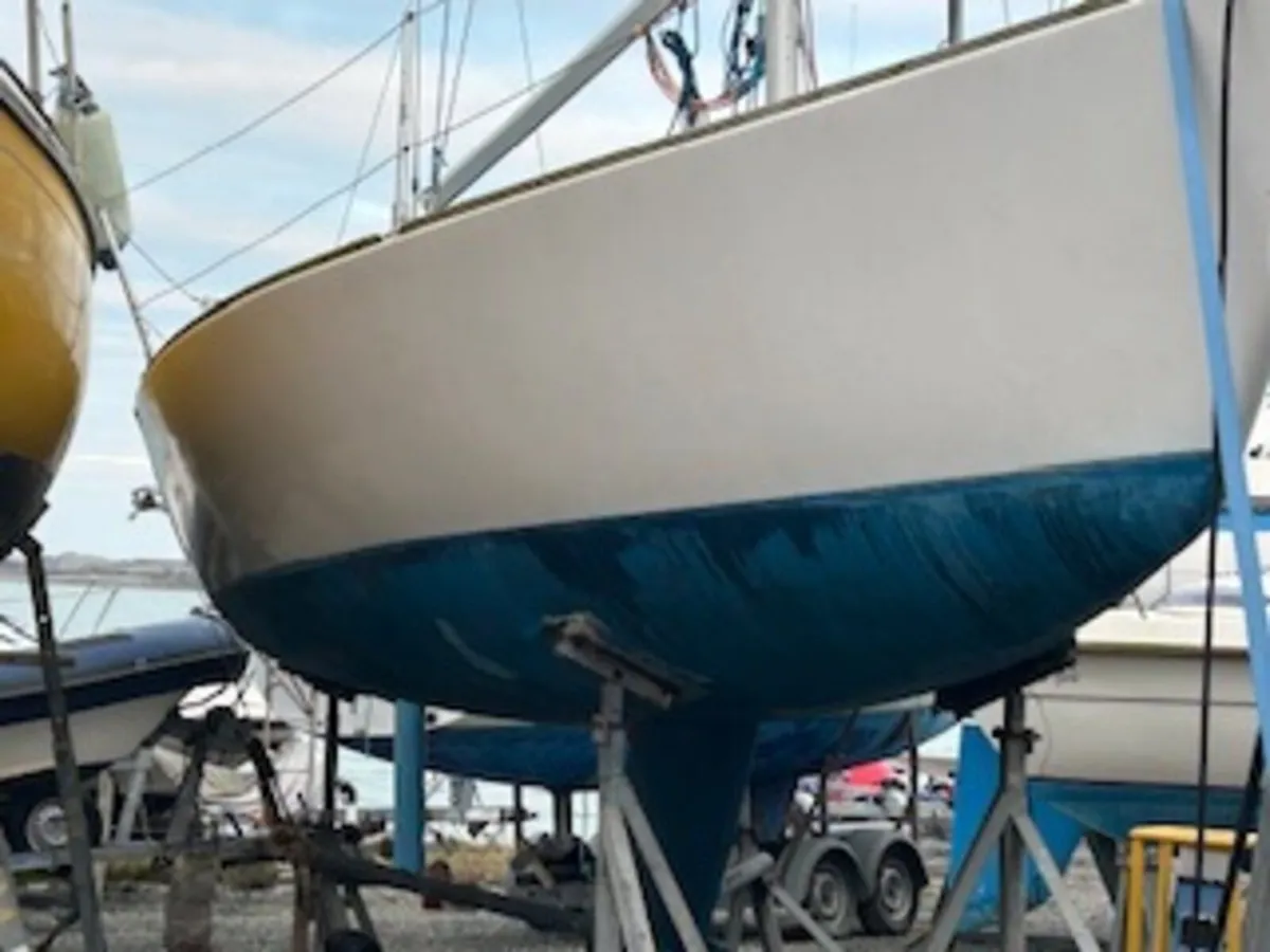 J24 Sailing Yacht - Image 1