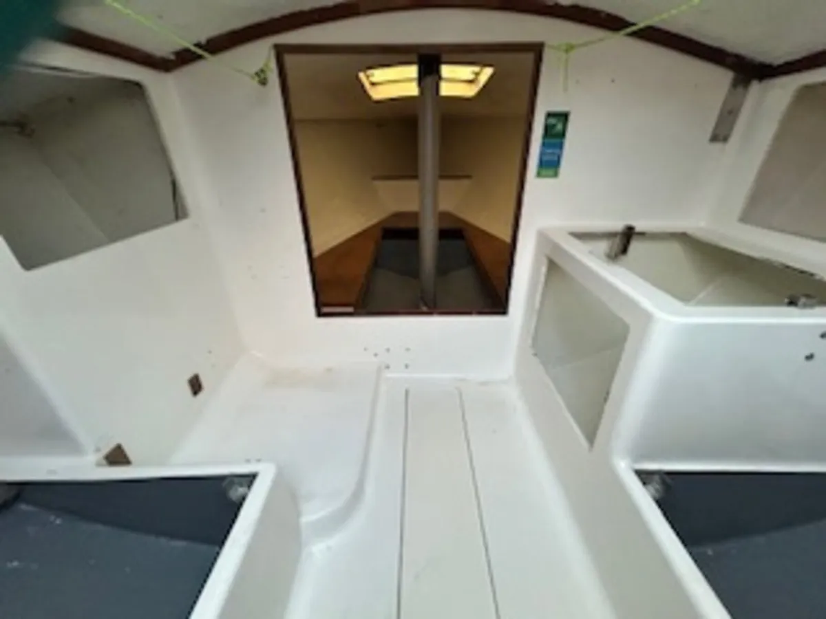 J24 Sailing Yacht - Image 2