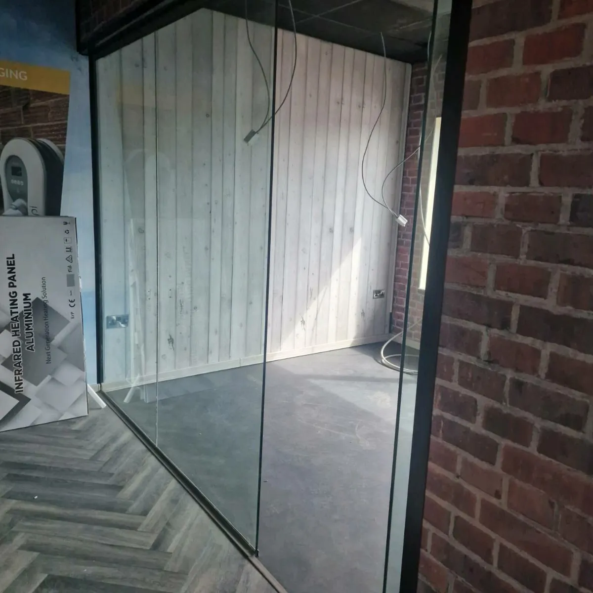 Glass walls and doors - Image 1
