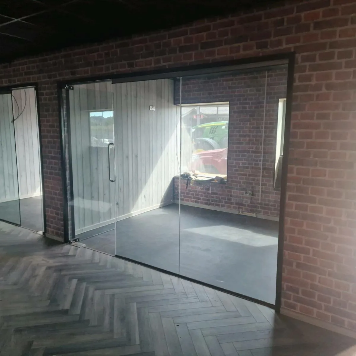 Glass walls and doors - Image 2