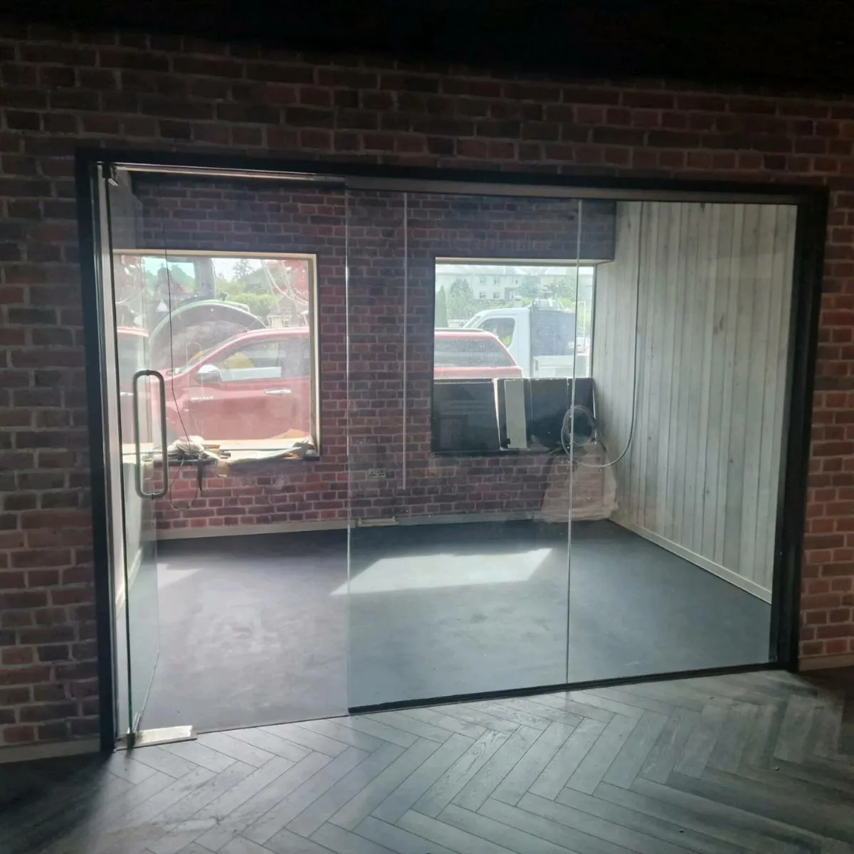 Glass walls and doors - Image 3