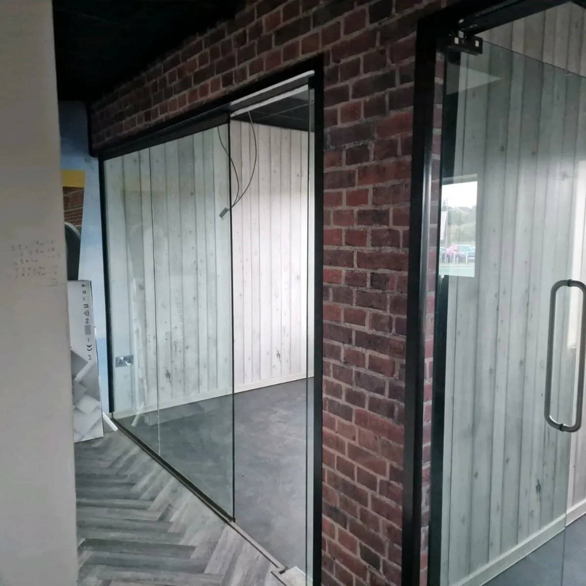 Glass walls and doors - Image 4