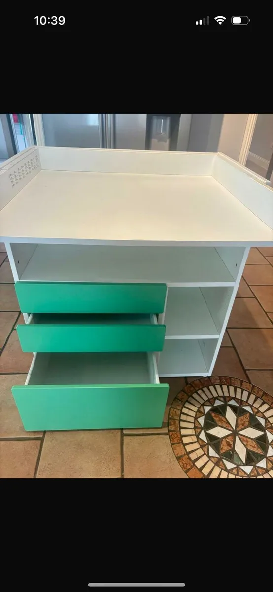 Baby changing table - Image 1