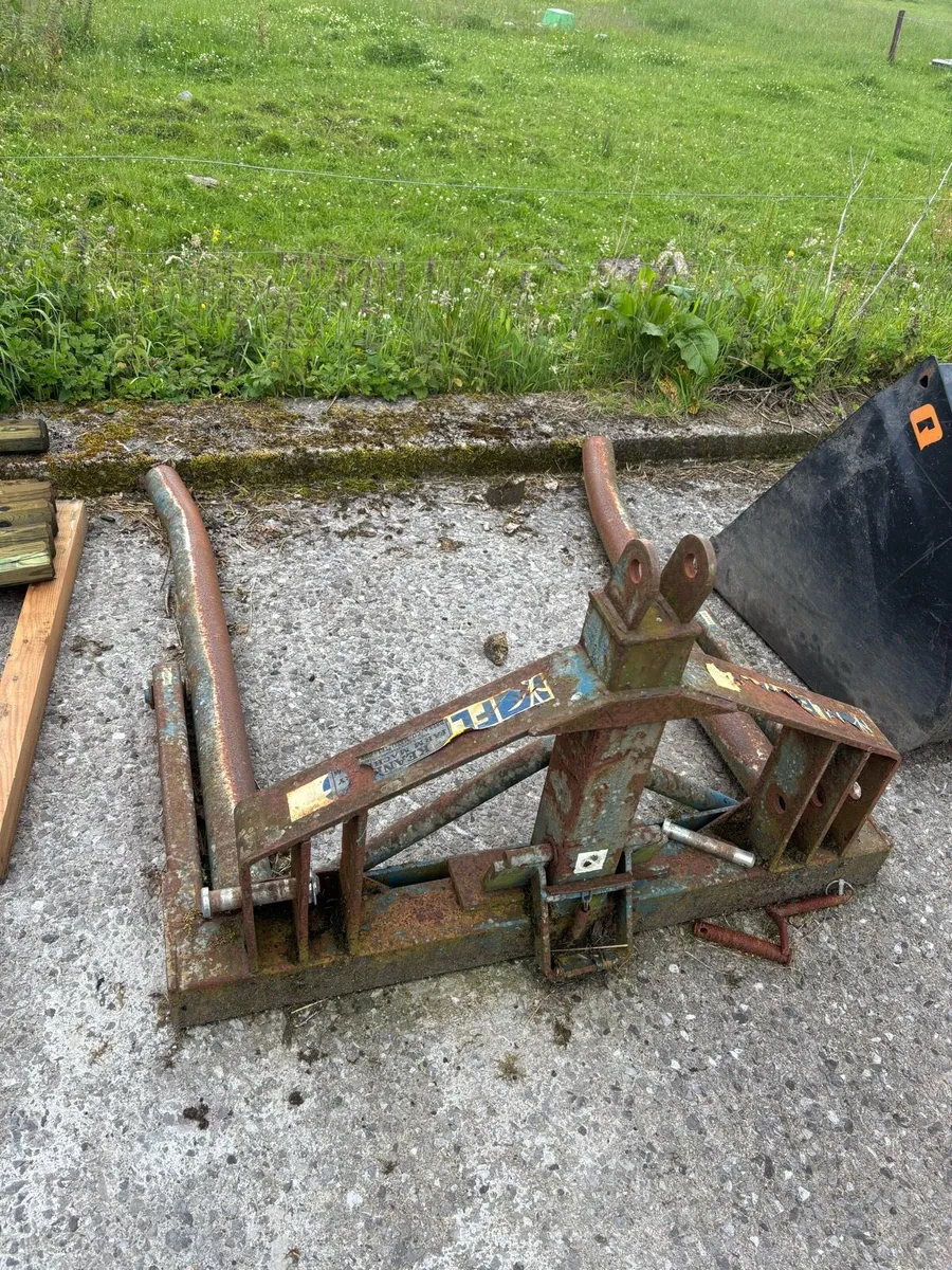 Fleming bale lifter
