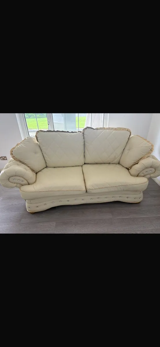 Leather suite - Image 1