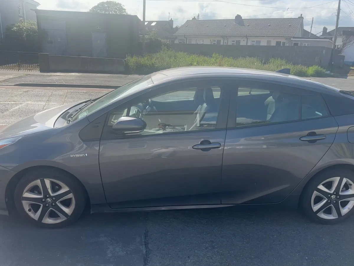 Toyota Prius 2017 - Image 2