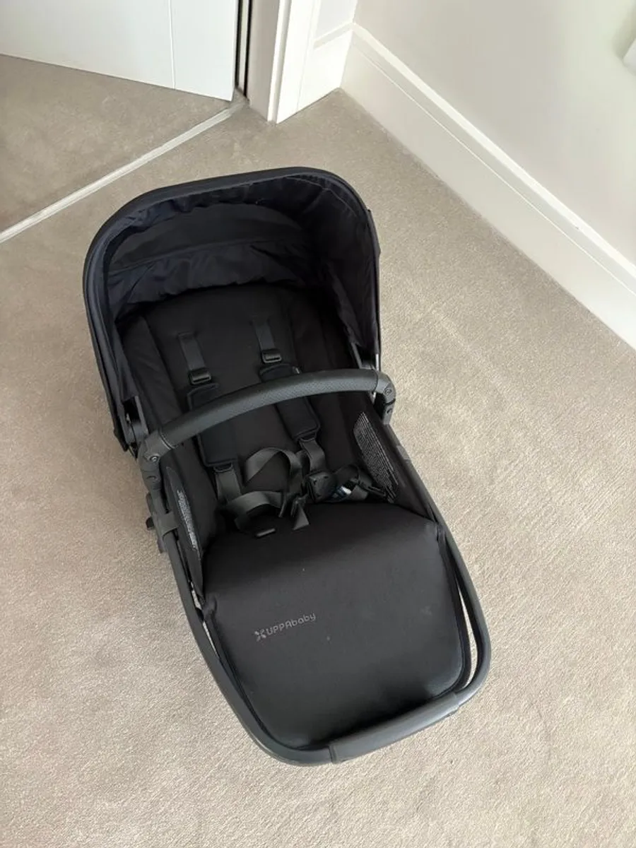 Uppa Baby Vista V2 Rumble Seat in Black (Jake) with adapters