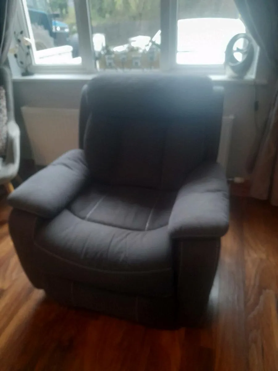 3 + 2 + 1 Recliners - Image 2