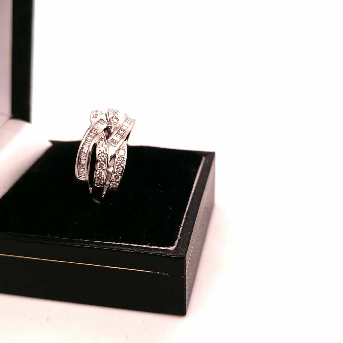 18k White Gold & Diamond Ring , 0.63ca - Image 2