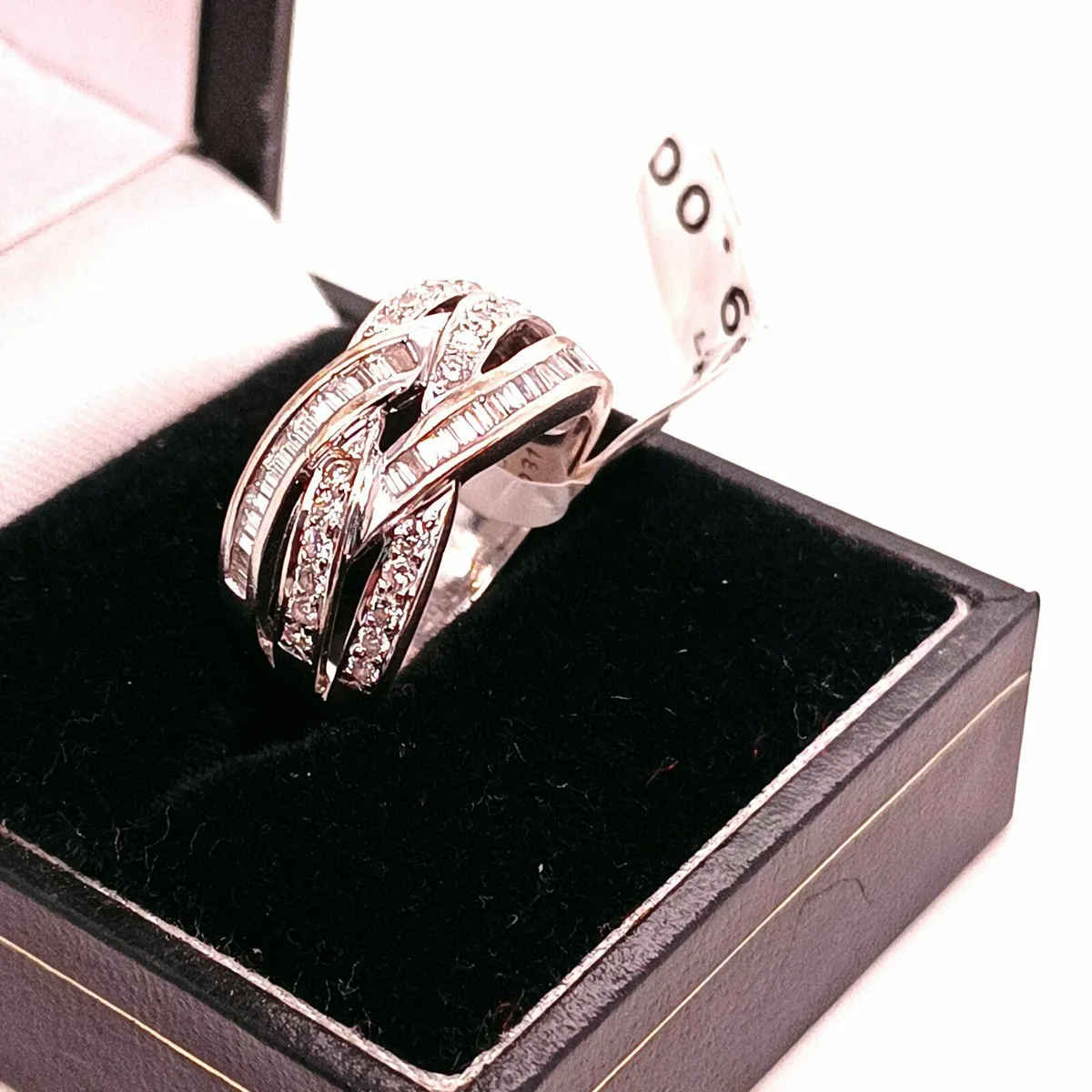 18k White Gold & Diamond Ring , 0.63ca - Image 4