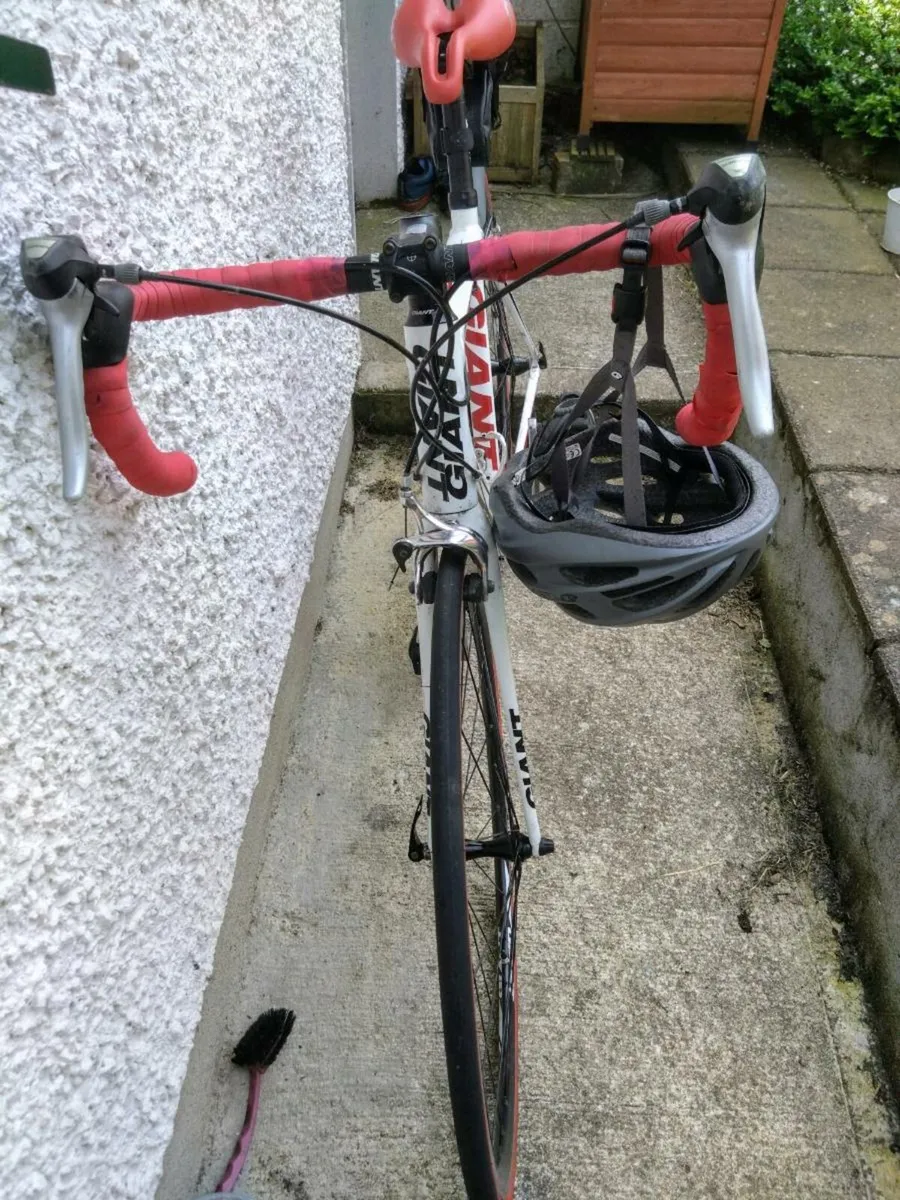 Giant Defy Road Bike - Image 2