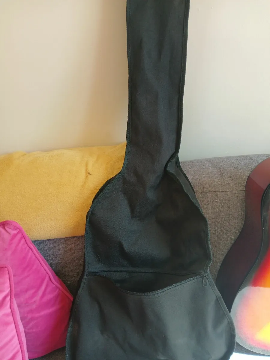 Guitar & case & capo - Image 4