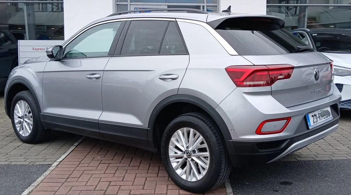 Volkswagen T-Roc Life 2.0 TDI 116HP  rear View Ca - Image 4