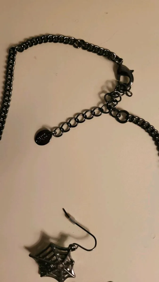 Gothic style Cobweb necklace and earrings set - Image 3