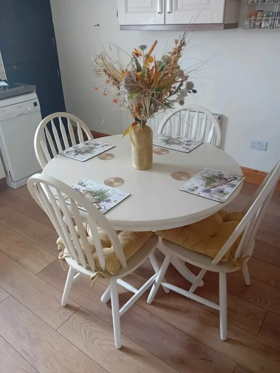 Round table and 4 chairs - Image 1