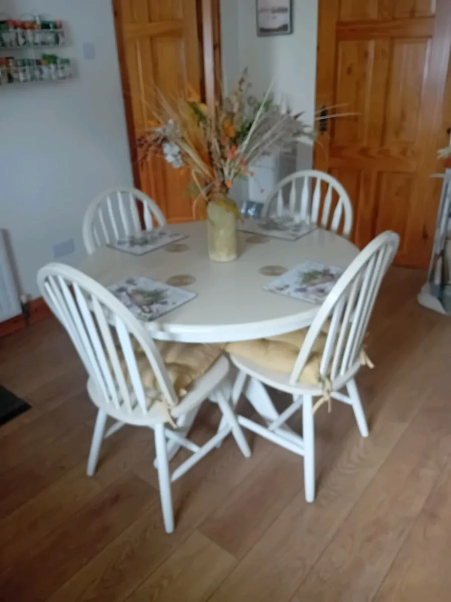 Round table and 4 chairs - Image 2