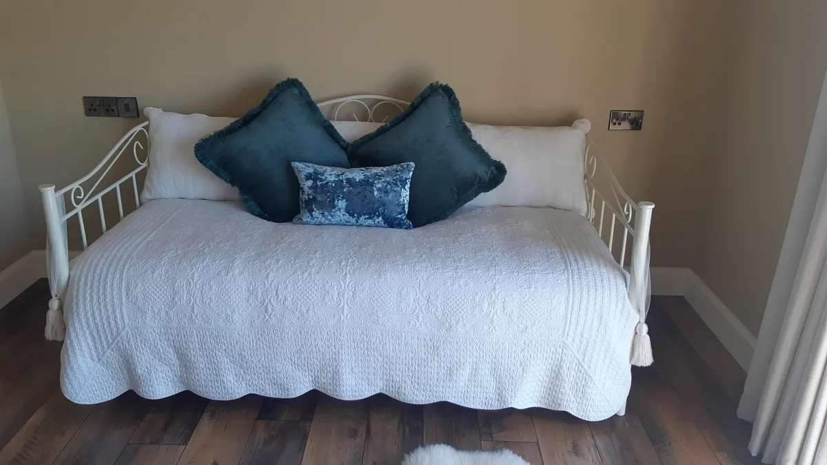 Daybed and matching wardrobe rack - Image 1