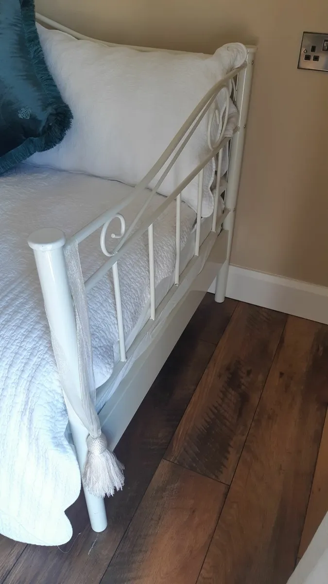 Daybed and matching wardrobe rack - Image 4