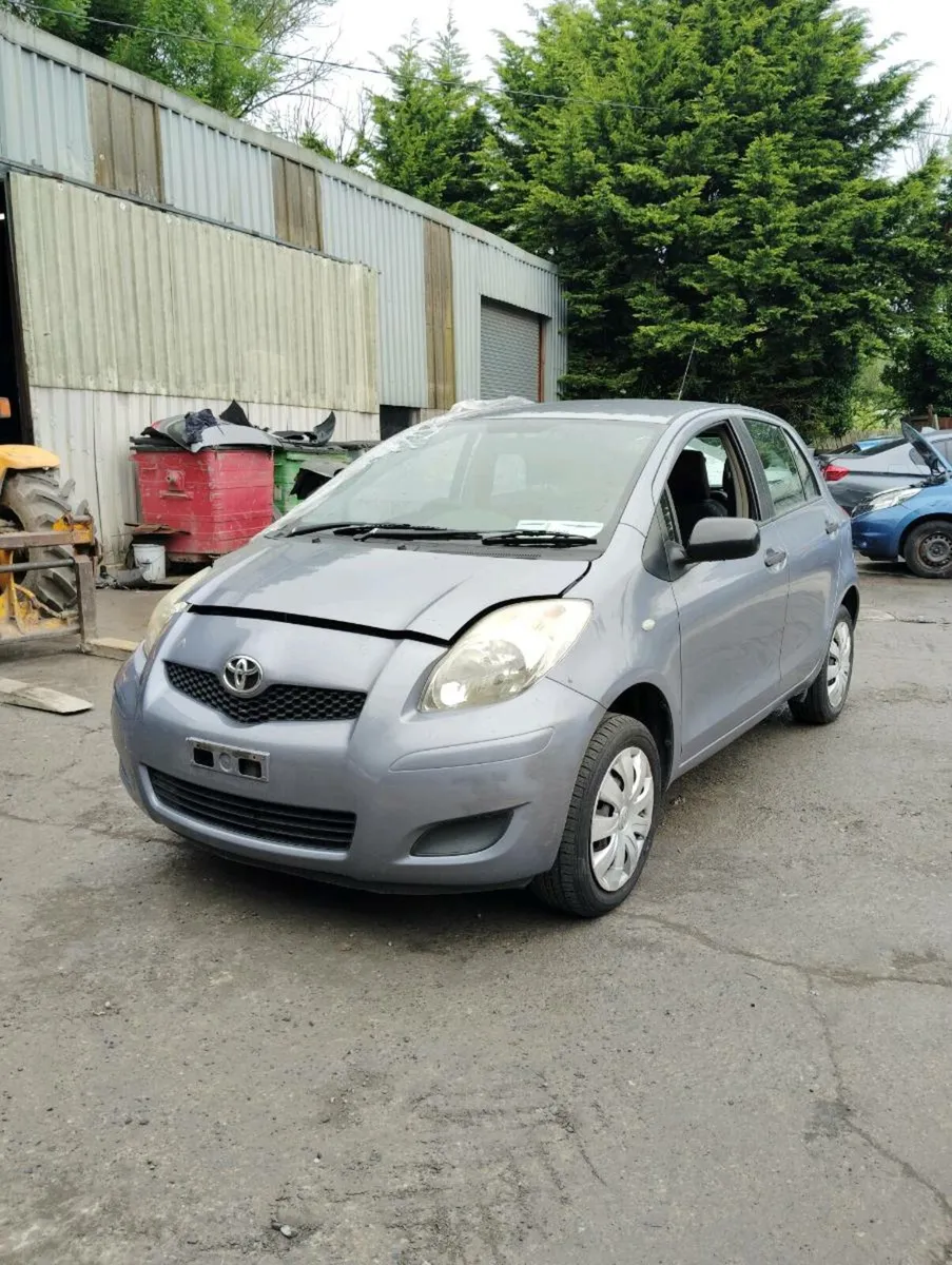 Breaking Toyota Yaris 2010 petrol - Image 1