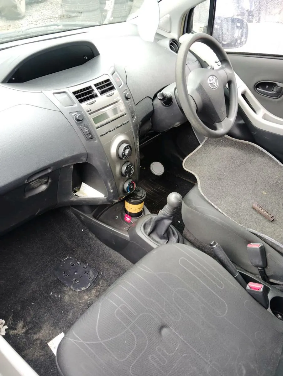 Breaking Toyota Yaris 2010 petrol - Image 2