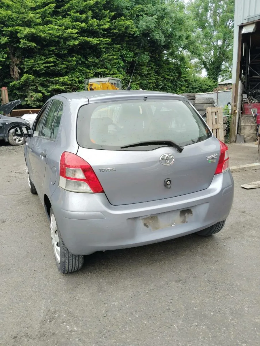 Breaking Toyota Yaris 2010 petrol - Image 3