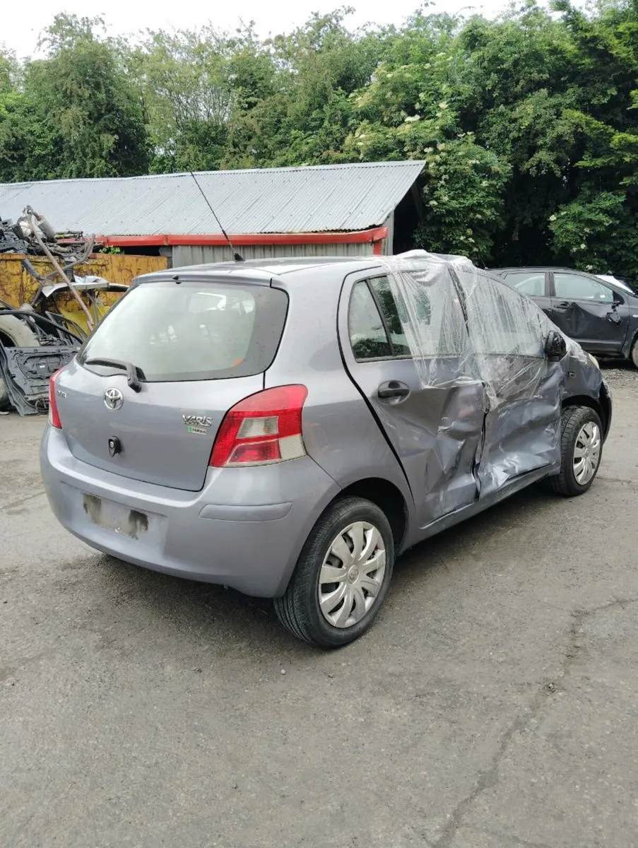 Breaking Toyota Yaris 2010 petrol - Image 4