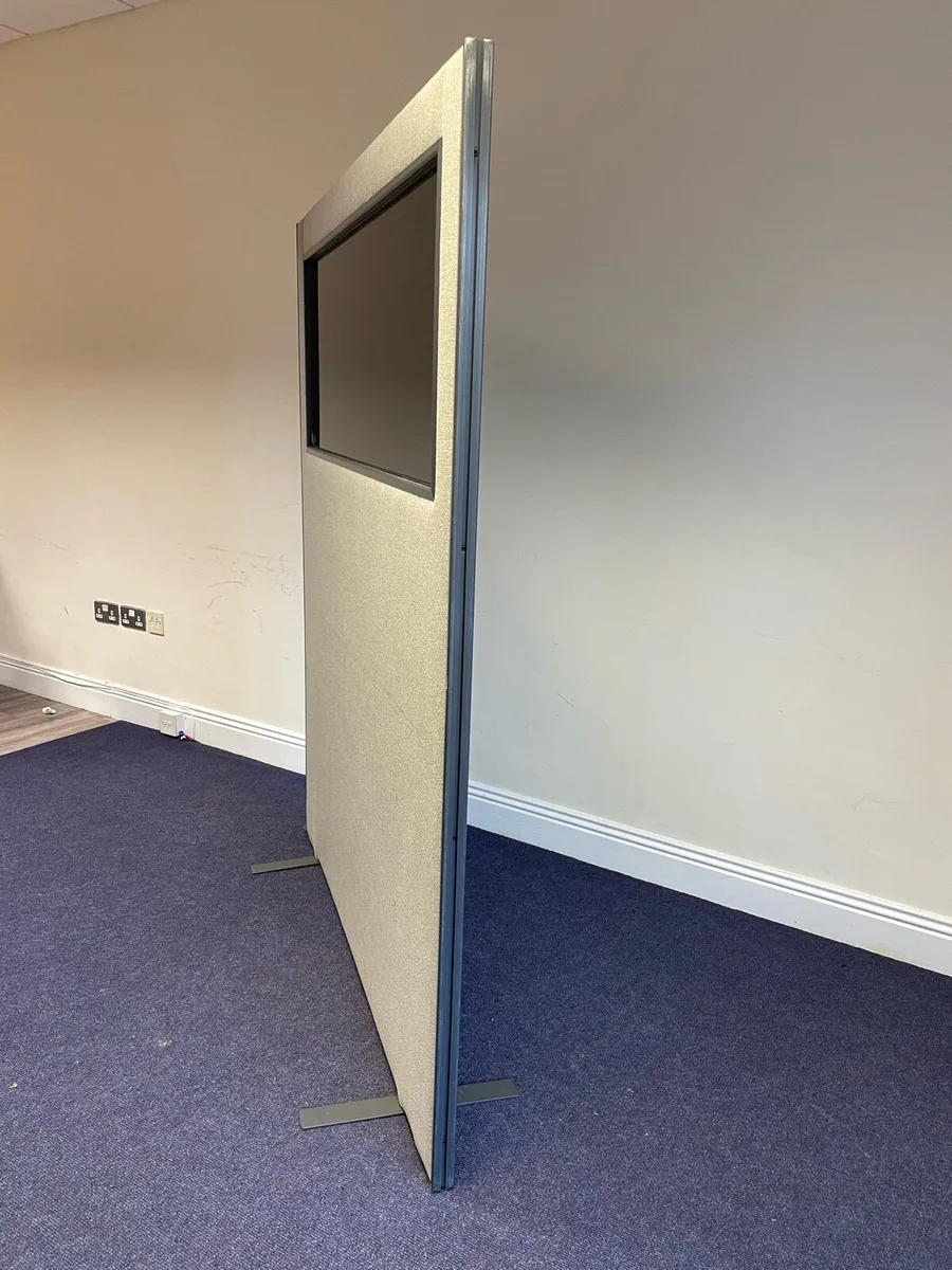 Office desk wall - Image 1