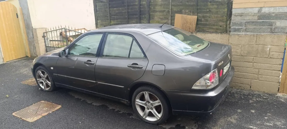 Lexus IS 2002 - Image 1